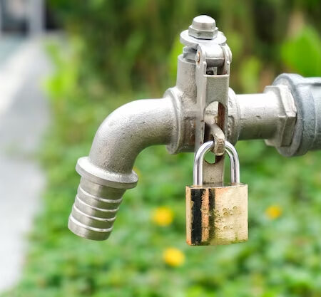 water-tap-locked-garden_566314-265